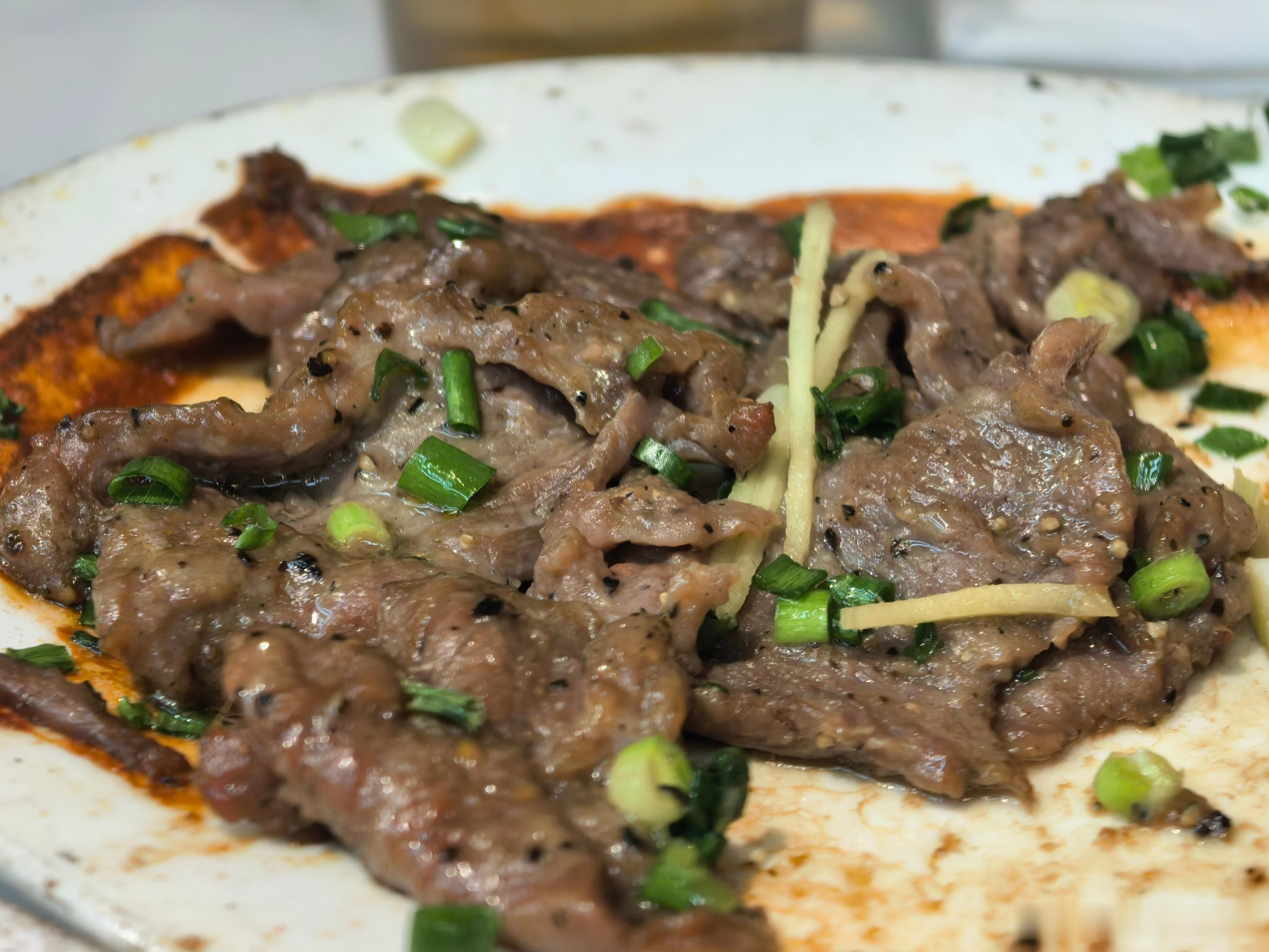 今日份午餐推荐：荣记豆豉排骨，掌中宝，黑椒牛肉。豆豉排骨的焦香和豉香融合得刚刚好