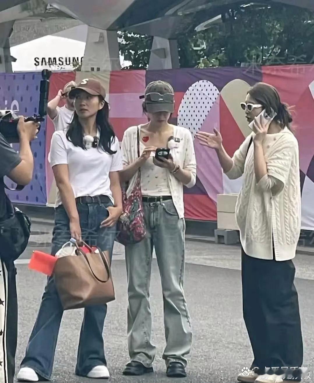 陈好老师在从明星转变为教育工作者后，形象上似乎与以往有了显著的变化。她曾是无数人