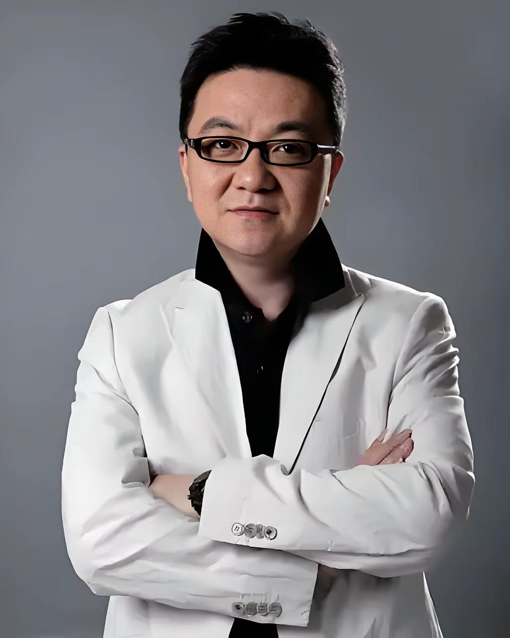 国内知名足球圈媒体人，中国足球的救世主，U17打进世少赛的幕后大功臣。他创导的足
