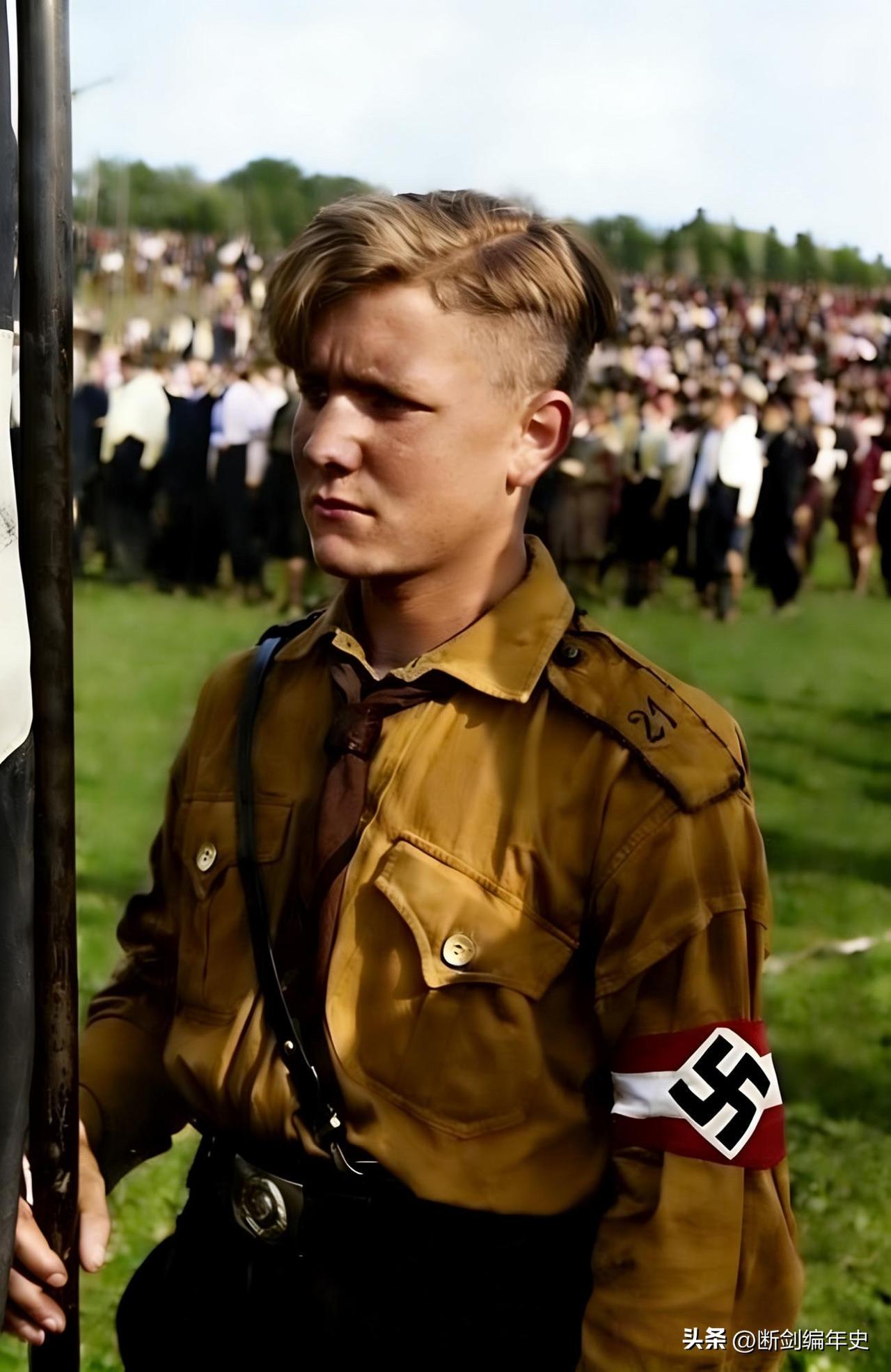 1922年，纳粹党成立了“希特勒青年团”这一准军事青年组织，到1936年已基本覆