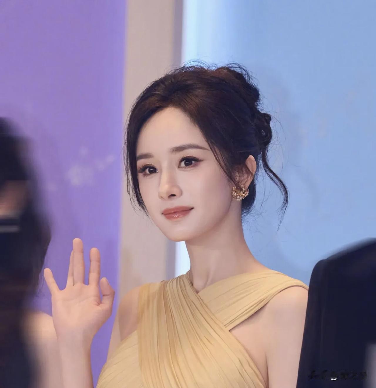 杨幂在内娱的地位有多高，有网友说；说实话真觉得杨幂现在是女星现役星光最强。

就