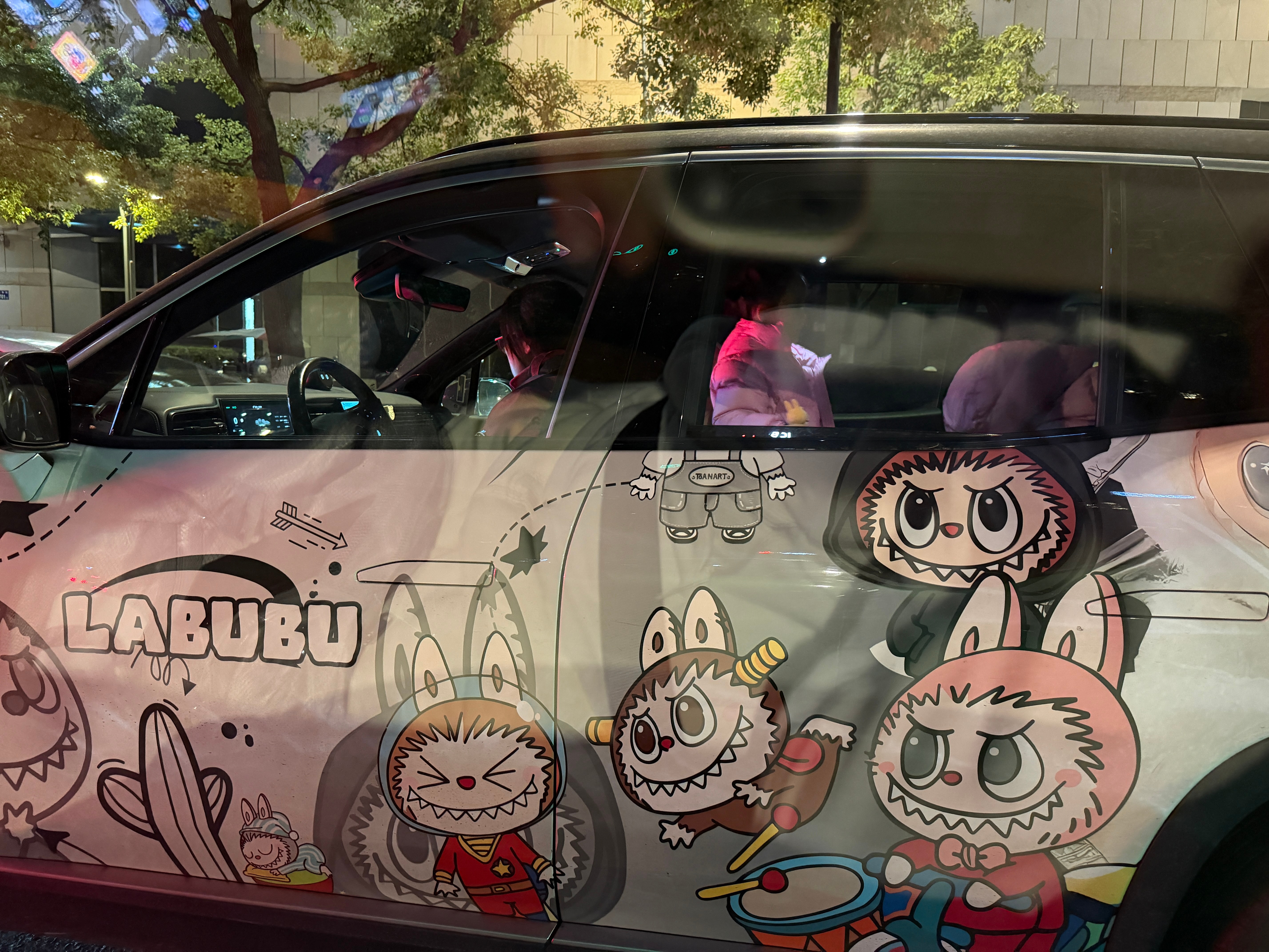 不知道大家有没有见过“花车”一几年的时候三轮车上挂满了玩具，有铃铛声，经常扯着家