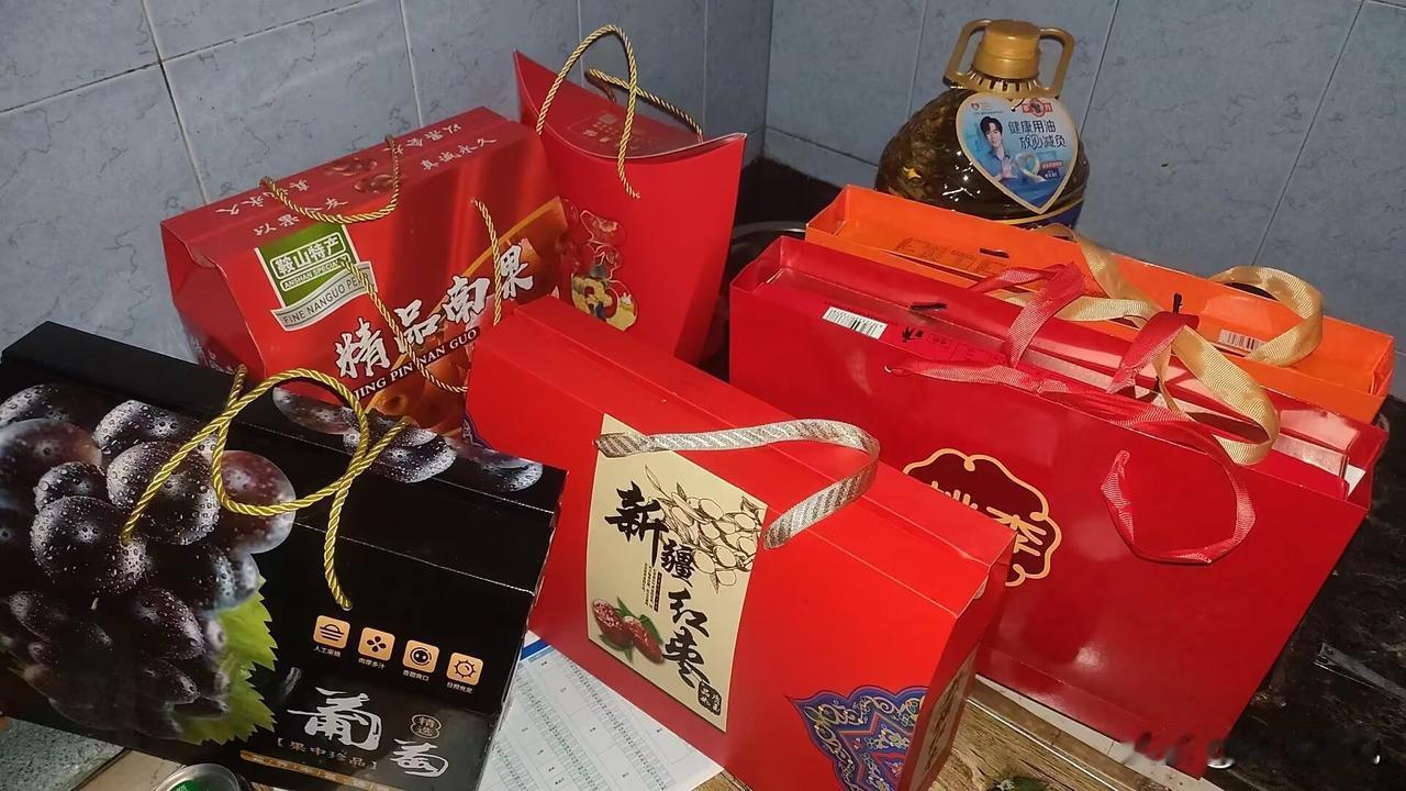“不是，嫂子，你好歹等我走了，再把我送回娘家的这些礼品拿走啊？我这人还在这，你咋