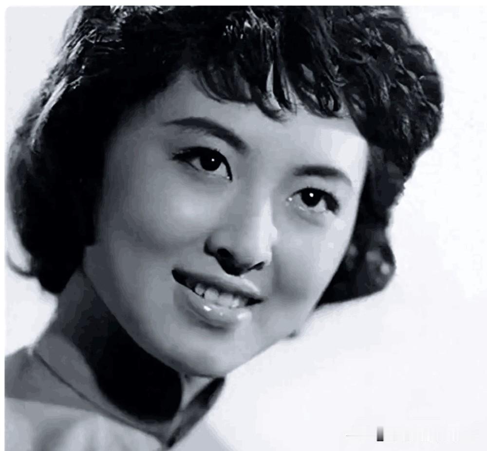 那个年代的女明星都好美啦 ，漂亮、大气而秀美，是浑然天成的自然之美，天生丽质，无