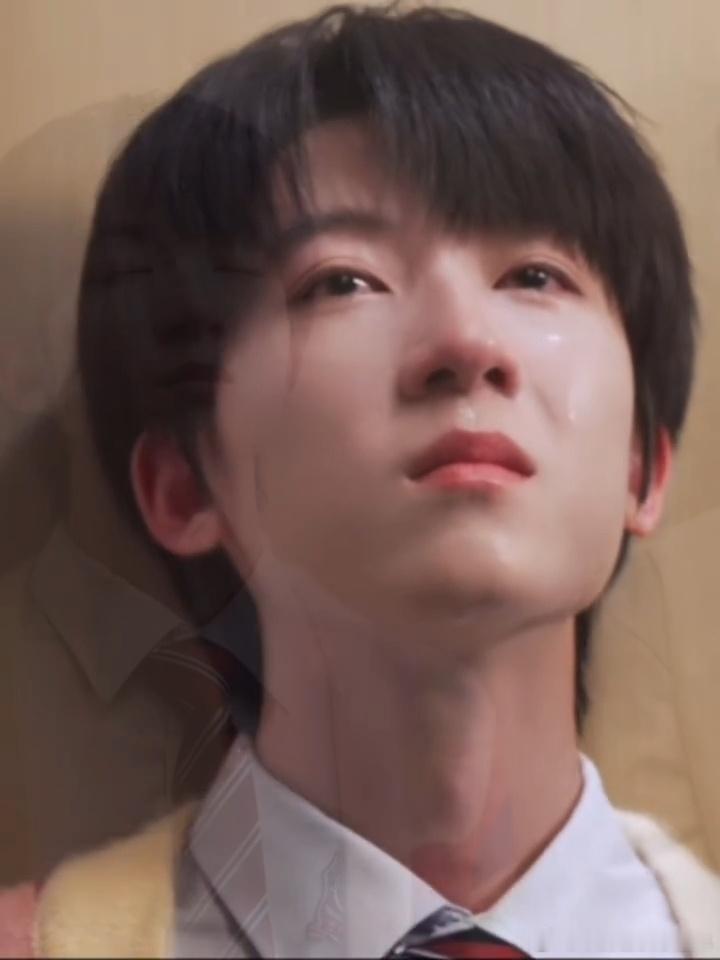 杨博文哭懵了我们的少年时代2一句离不开周扬，把杨博文带入情绪，落幕之后久久缓不过