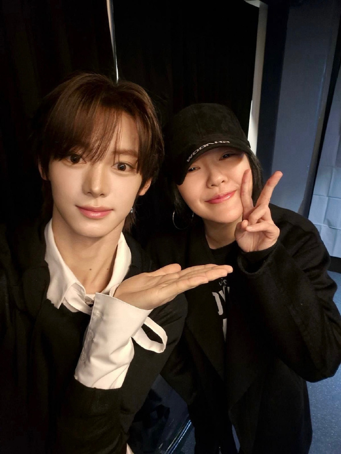 社交平台上出现韩振分享的与小 S 的合照，背景疑似活动后台，小 S 戴着鸭舌帽保