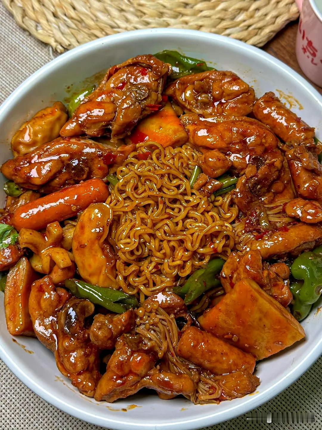 重庆鸡公煲已经很好吃了 往里面焖个面更绝了！！
我妈说这比外面店里做的好吃多了～