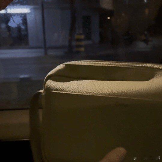 此沙秀成龙送自己的包 此沙赶飞机都不忘展示成龙送的包，那股子劲儿太可爱了。暗戳戳