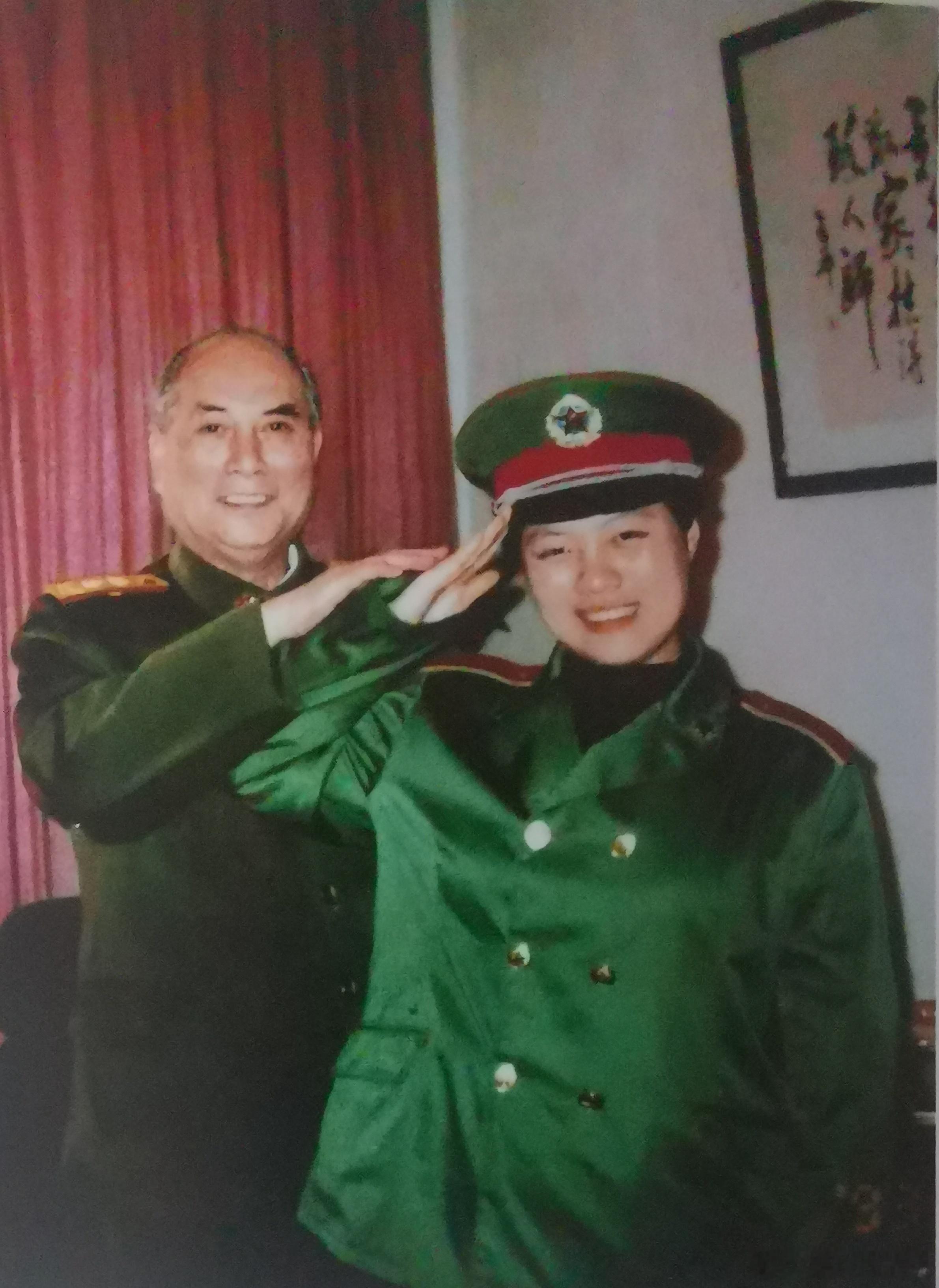 1993年，女儿当兵去，回家看父母。先敬了个军礼。上将老爸笑了一一闺女，你这军礼