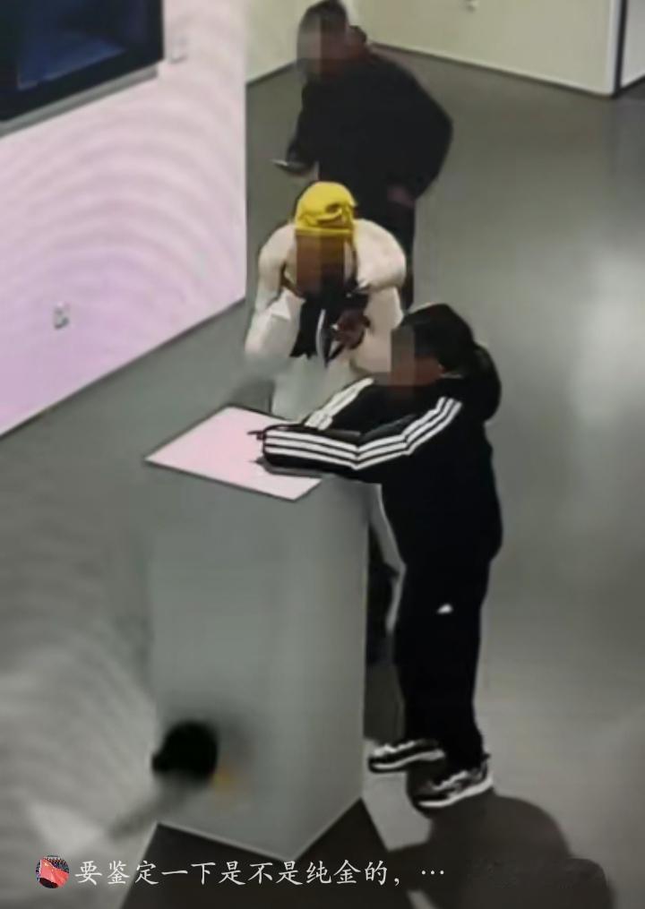 4斤重的黄金凤冠，被熊孩子弄掉这件事告诉我们一个道理，不是自己的东西，不要动，否