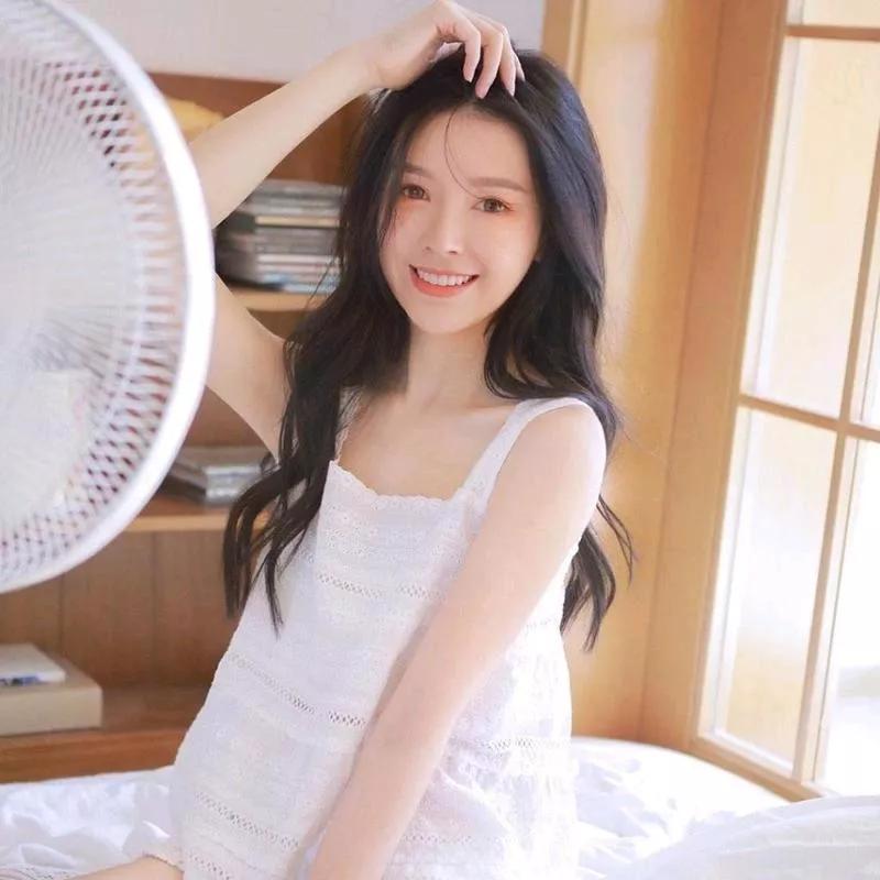 夏日清新少女，轻纱裙摆，少女感笑容 少女感微笑女孩 自然清新美少女 少女的笑容 