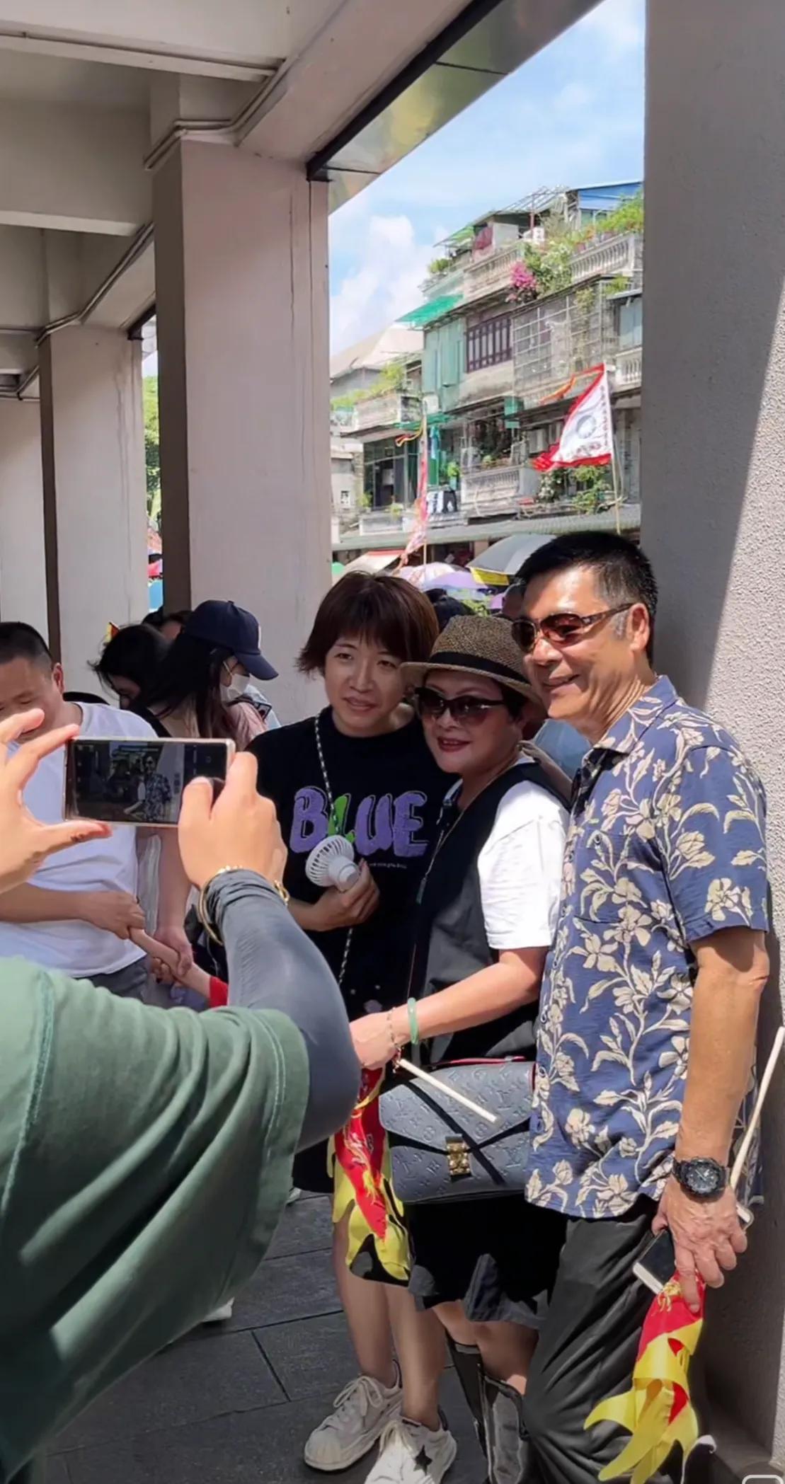 6月22日端午节当天，虎艳芬和苏志丹现身广州荔湾湖，还在抖音上开起了直播。原来，