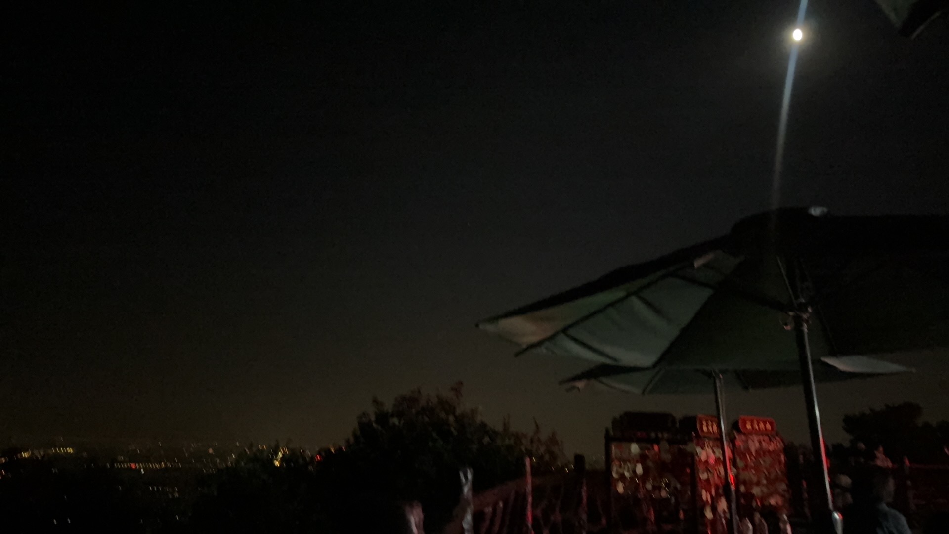 昨天今天，两天巴赫，收工之后，山上坐坐。我觉得还是很舒服的，今天晚上再开始剪节目