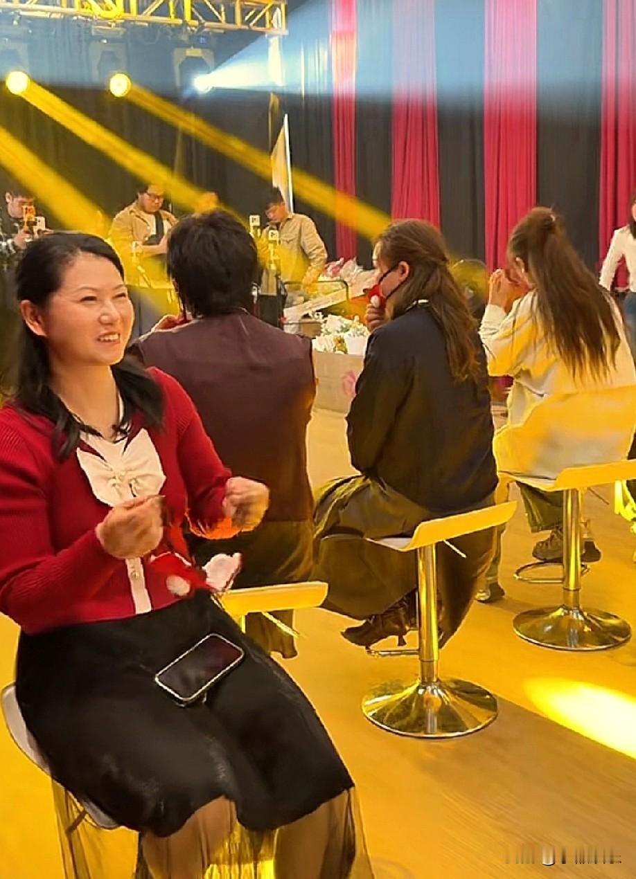 红姐盛装打扮，出席了金哥举办的单身大舞台，这次红姐摇身一变，也从小凤家保姆换了一