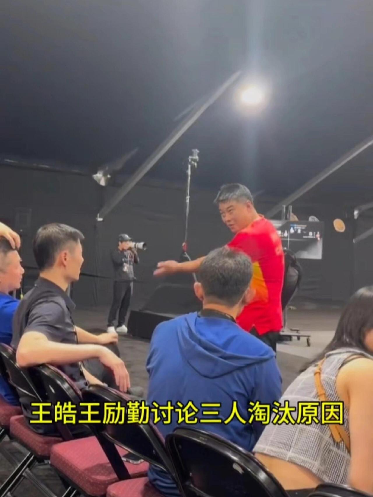 王励勤，王皓看着男队一个接一个淘汰，心里也是五味杂陈，两个人上午就讨论原因，下午