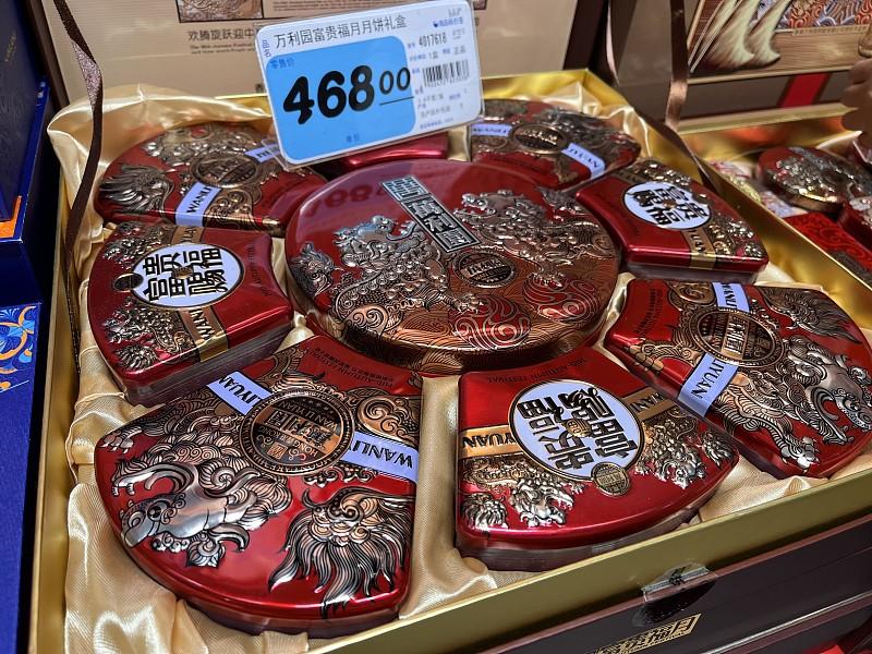 今年中秋前逛商超，发现月饼市场的冷意比往年早太多，不少区域销量同比近乎腰斩。
以