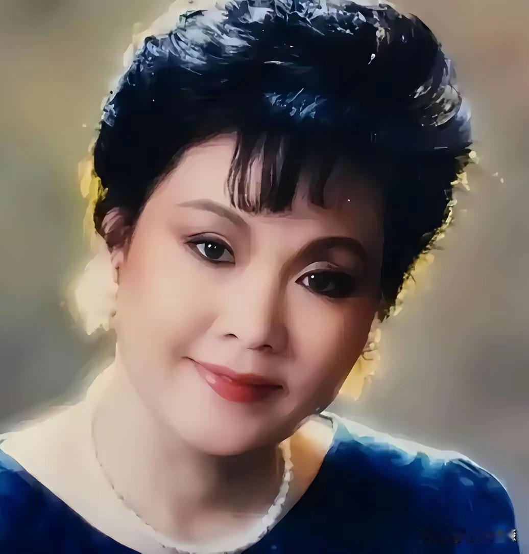 国内知名女歌唱家，她的首任丈夫是她的声乐老师，二婚嫁给开国大将之子，对方曾任省政