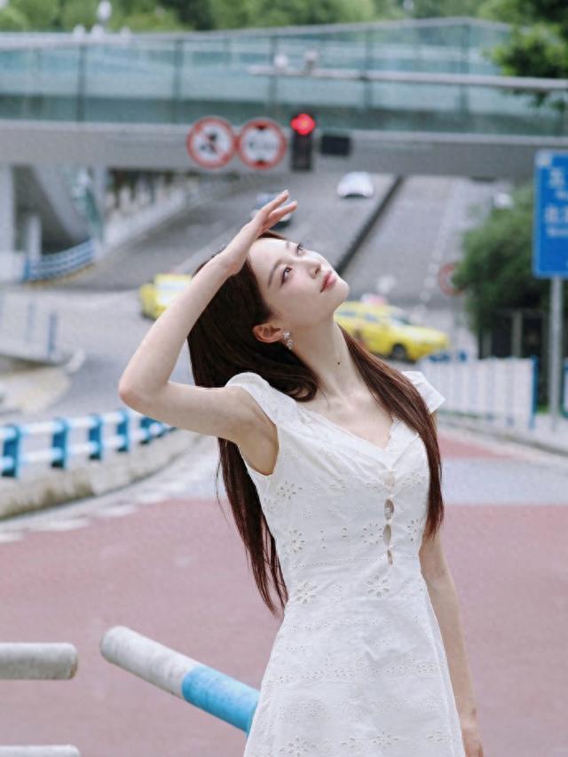 冯琳白色短裙美拍出圈，清纯气质直击人心
 
事业上冯琳是东方卫视力捧的新生代主持