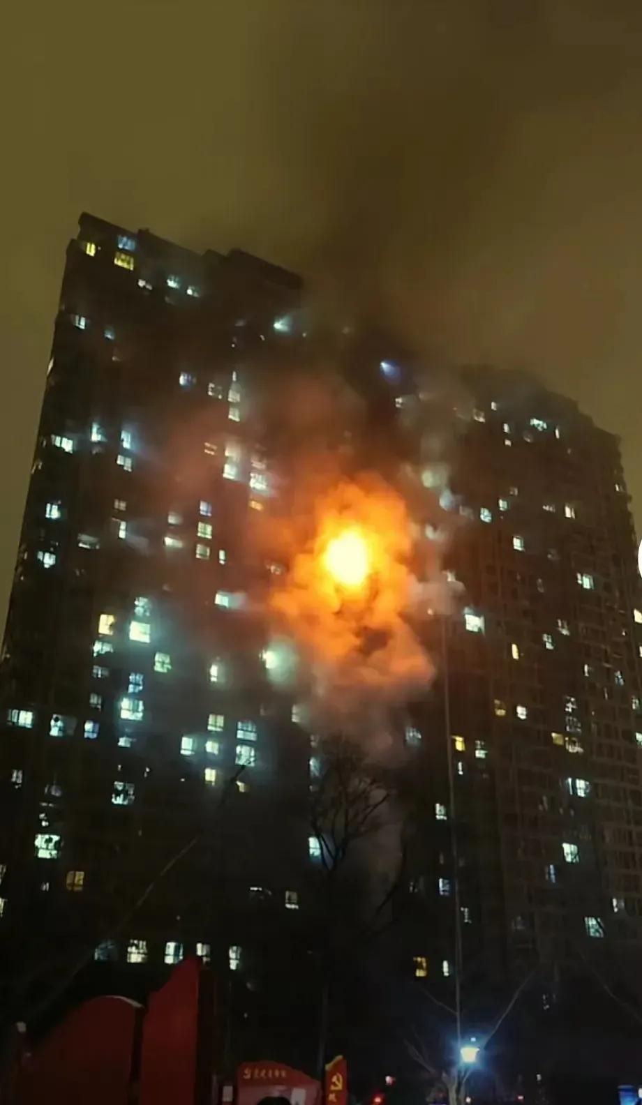 南京的明尚西苑小区凌晨四时许起火，几十辆消防车扑救，六点左右才将明火全部扑灭，可