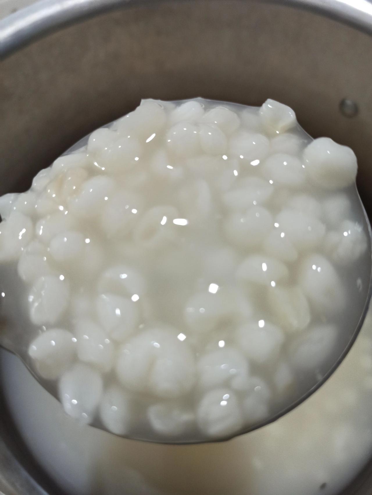 记得小时候，我妈妈煮玉米粥来卖，每天都是凌晨3点就起床，烧柴火熬玉米粥，熬到天亮