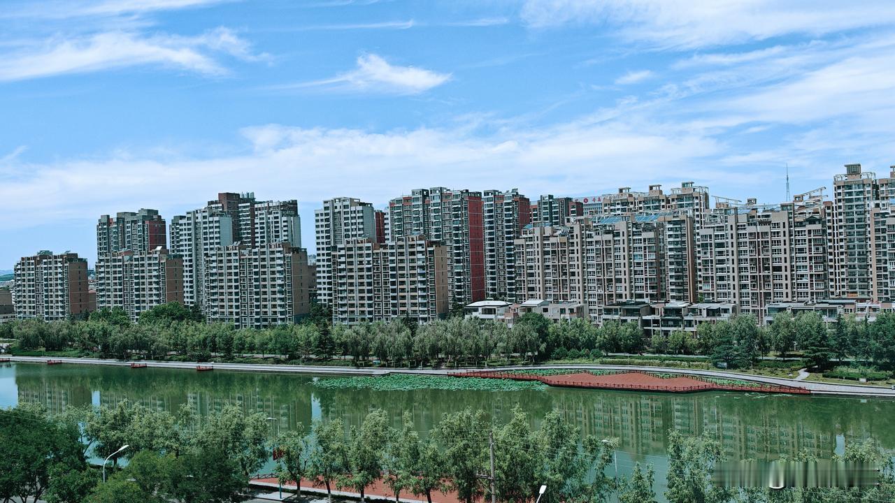 美丽的城市河景房，漂亮的蓝天白云。