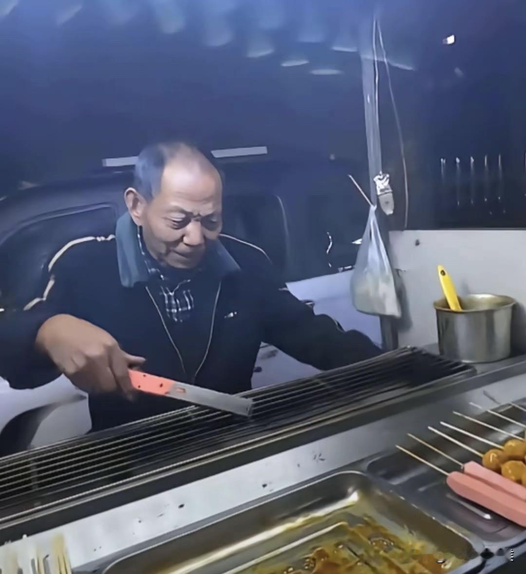 破防！烤面筋爷爷神似袁隆平

1块钱换5串面筋

这善意藏着袁爷爷的“饱饭梦”