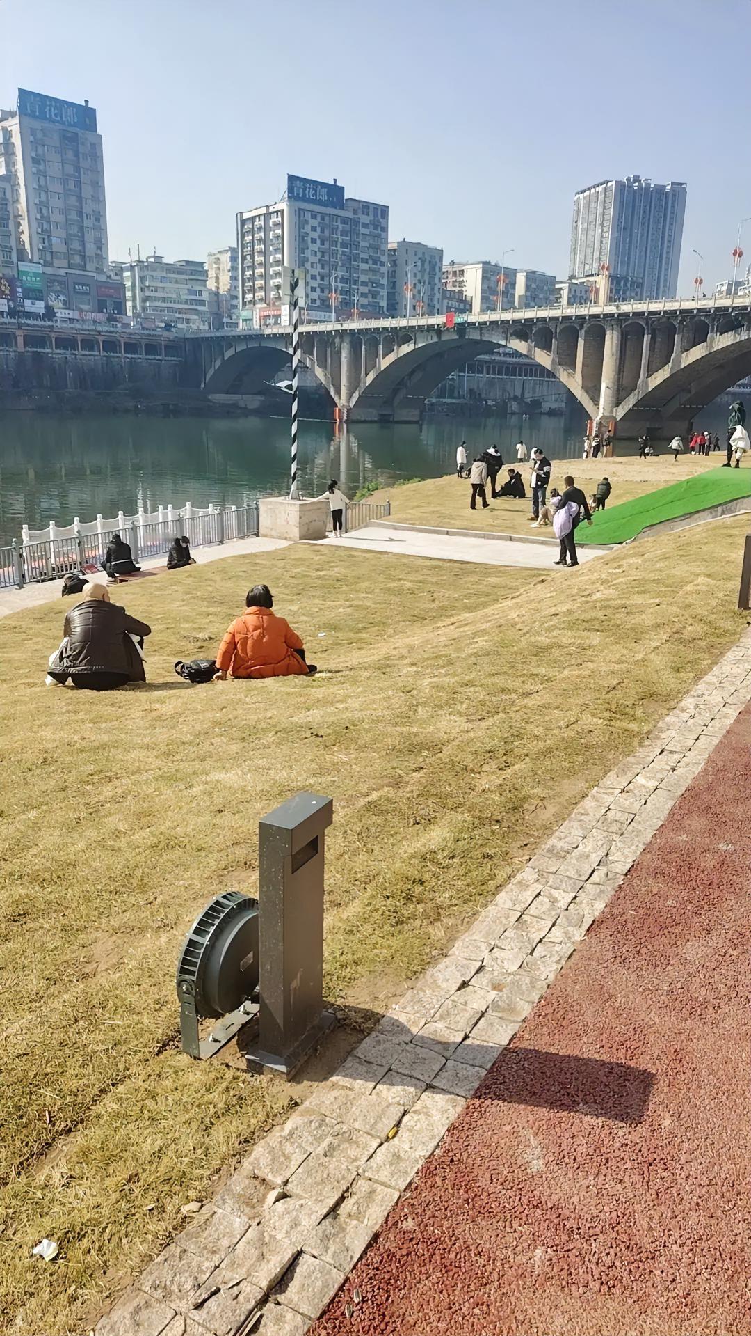 现在有好多人都在说现在的年轻人都不爱奋斗了，没有了拼搏精神…
我们都曾年轻过，争