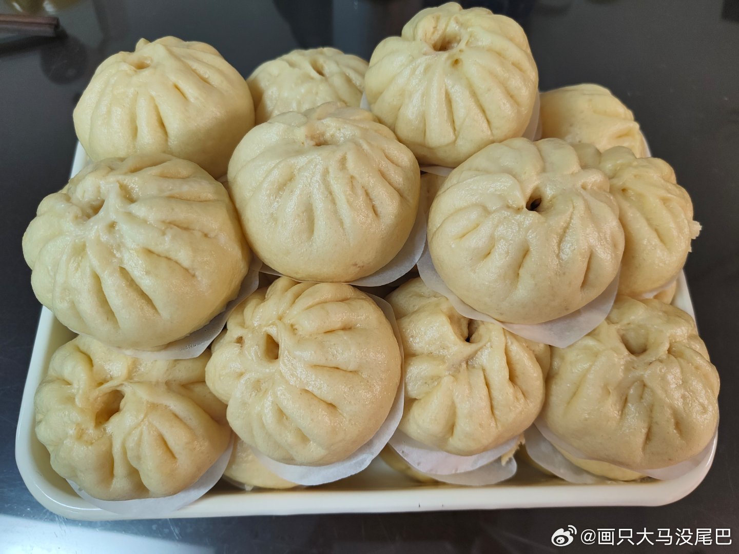 昨晚煮了红豆，今天炒了豆沙，包了43个包子，忙了我一天！休息日算废了。我家除了娃