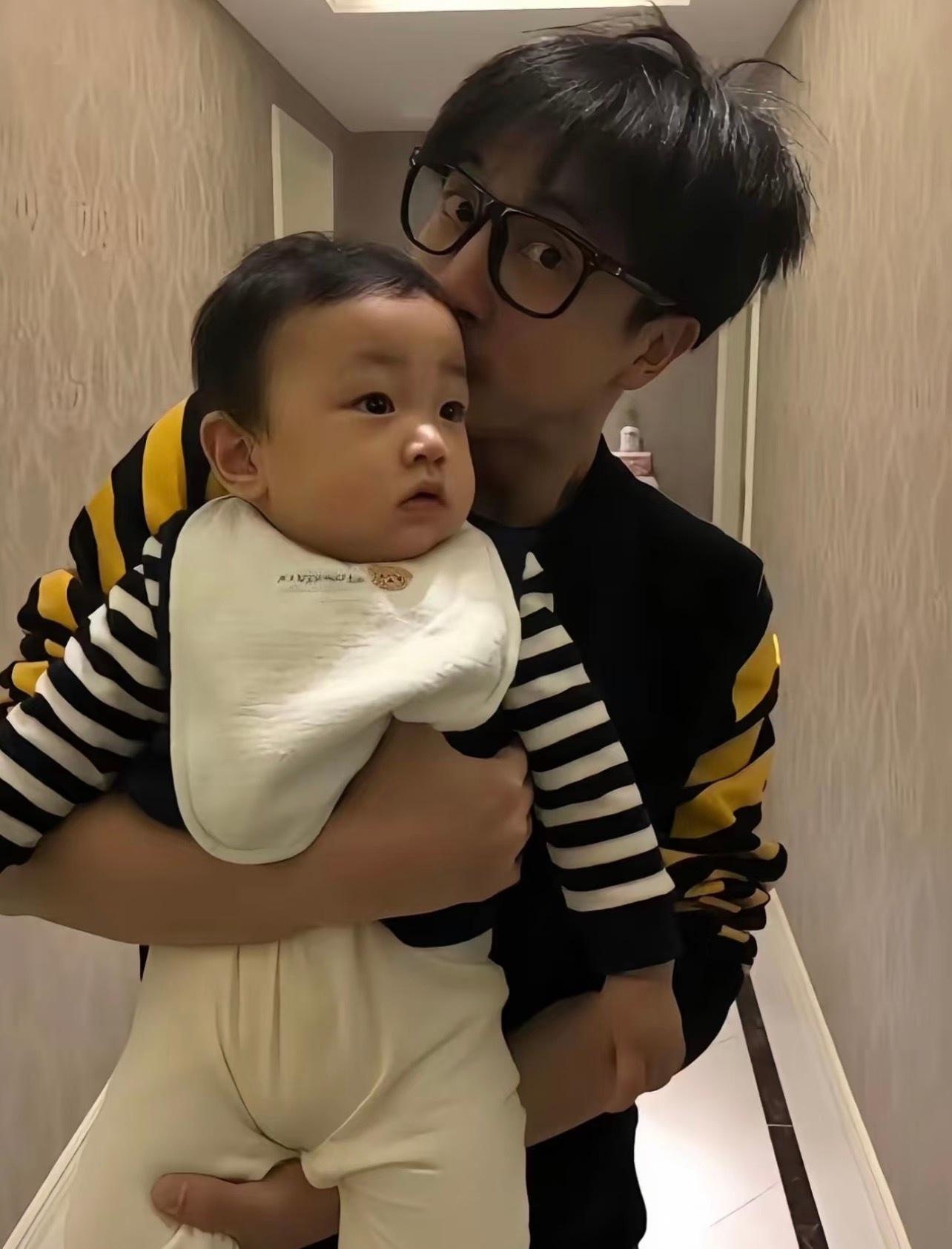 薛之谦抱小动物和人类幼崽一样一样的 