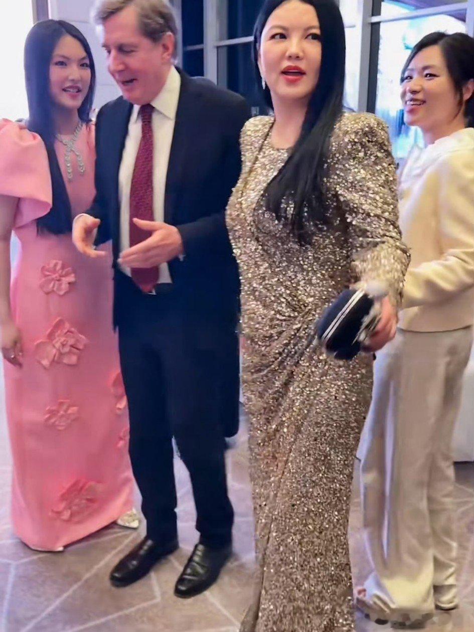 李湘王岳伦王诗龄一家三口参加活动李湘王岳伦带王诗龄参加活动 诗龄放假回国了，李湘