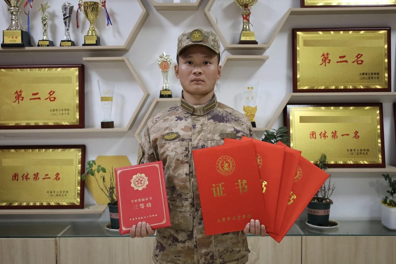 身姿挺拔、眼神锐利
火箭军士官学校军士学员宋泽云
入校仅1年多
便摘得竞赛金牌