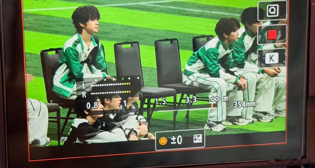 他俩能不能挨着坐，想看橹穆交头接耳王橹杰穆祉丞坐一排