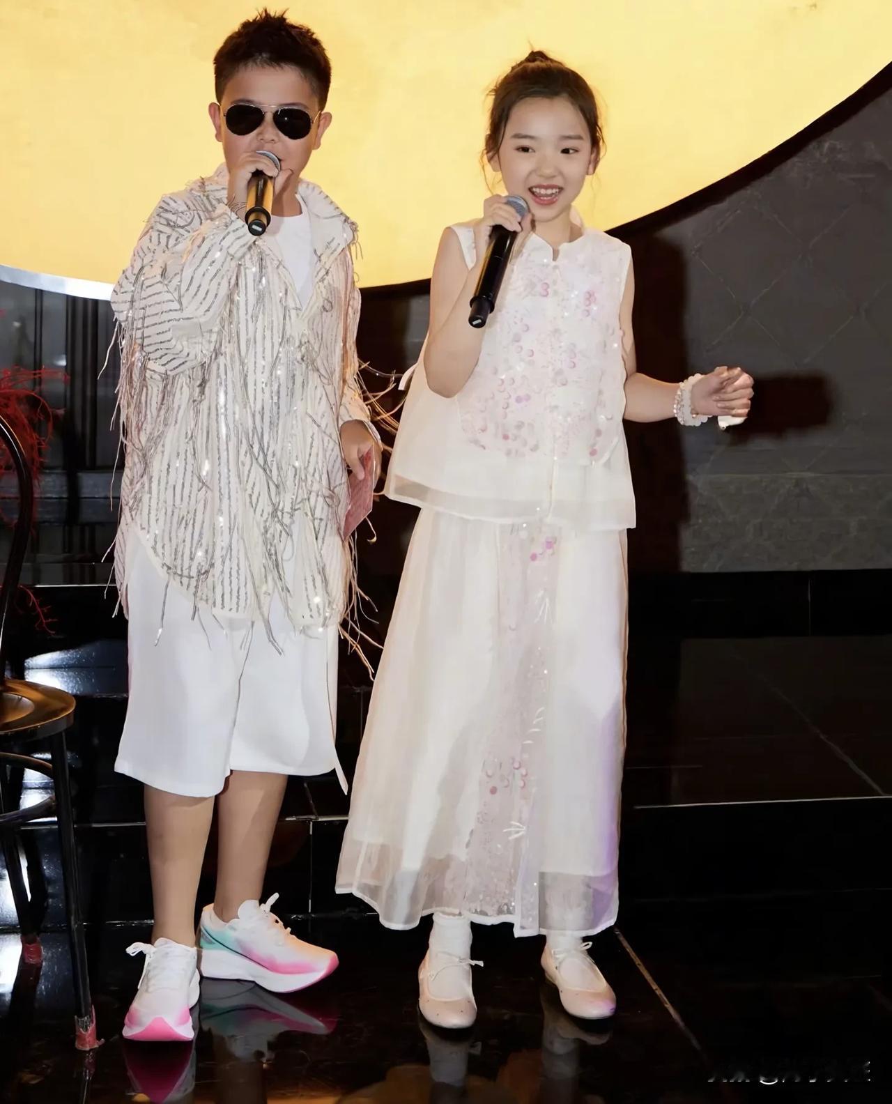 青梅竹马的小酒窝和朵朵。小酒窝婚礼献唱 小酒窝朵朵