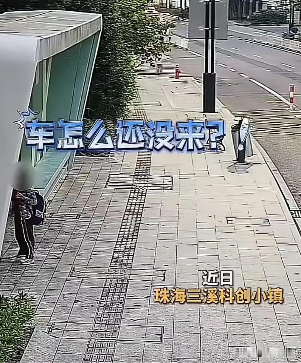 珠海icon，小朋友放学到公交站准备转车，可是他等了好久都没有看到自己要乘坐的公