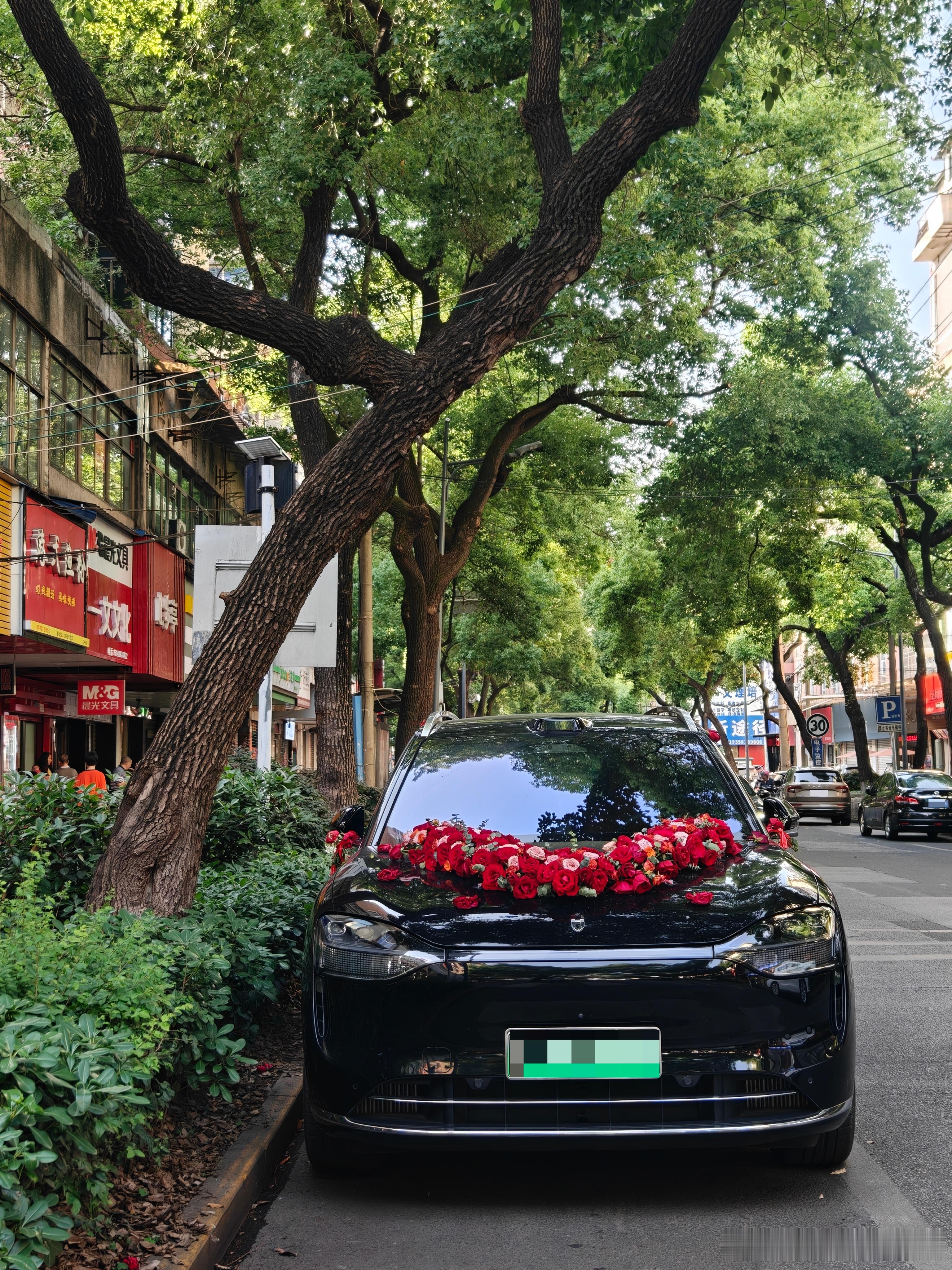 出门嗦粉遇到一台当婚车的问界 M9还是第一次看到这么「打扮」的，没想到还挺好看～