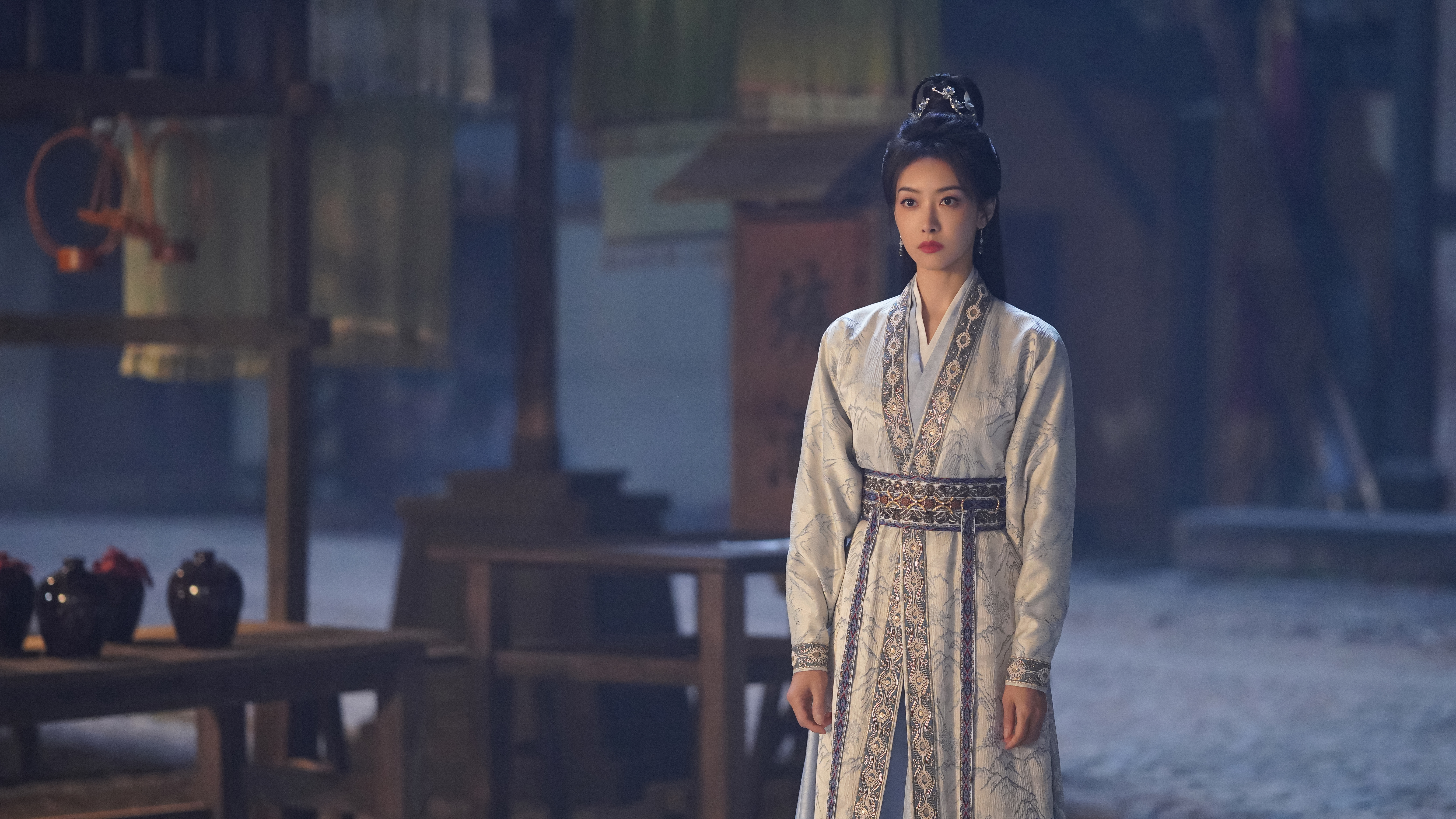 路透就很喜欢的一套 感觉颜色很特别～～～ 《山河枕》楚瑜☽ 剧照-有点蓝衣有点白