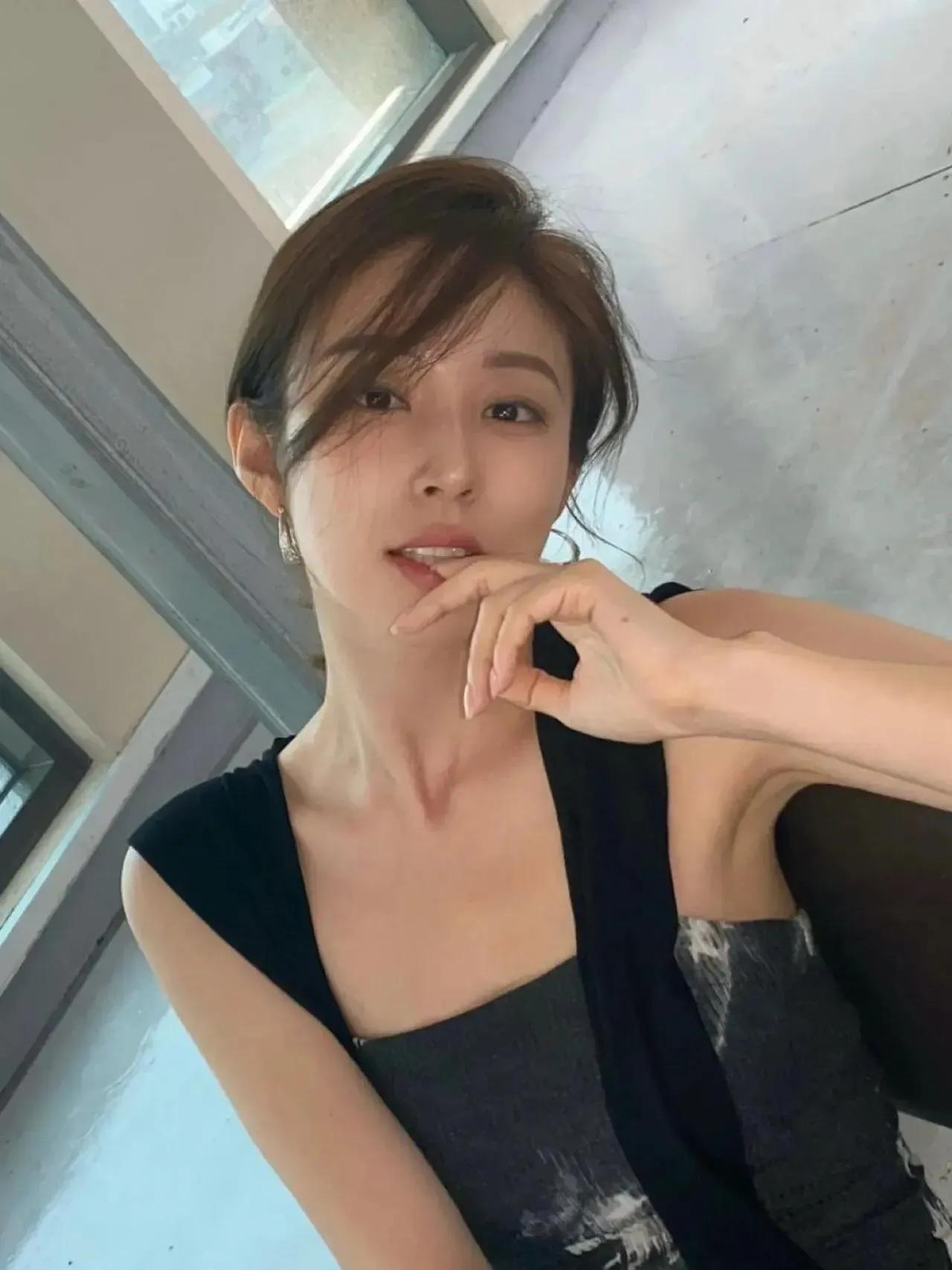#街拍.美女.穿搭.大长腿# #好身材性感女神# #街拍/大长腿美女#