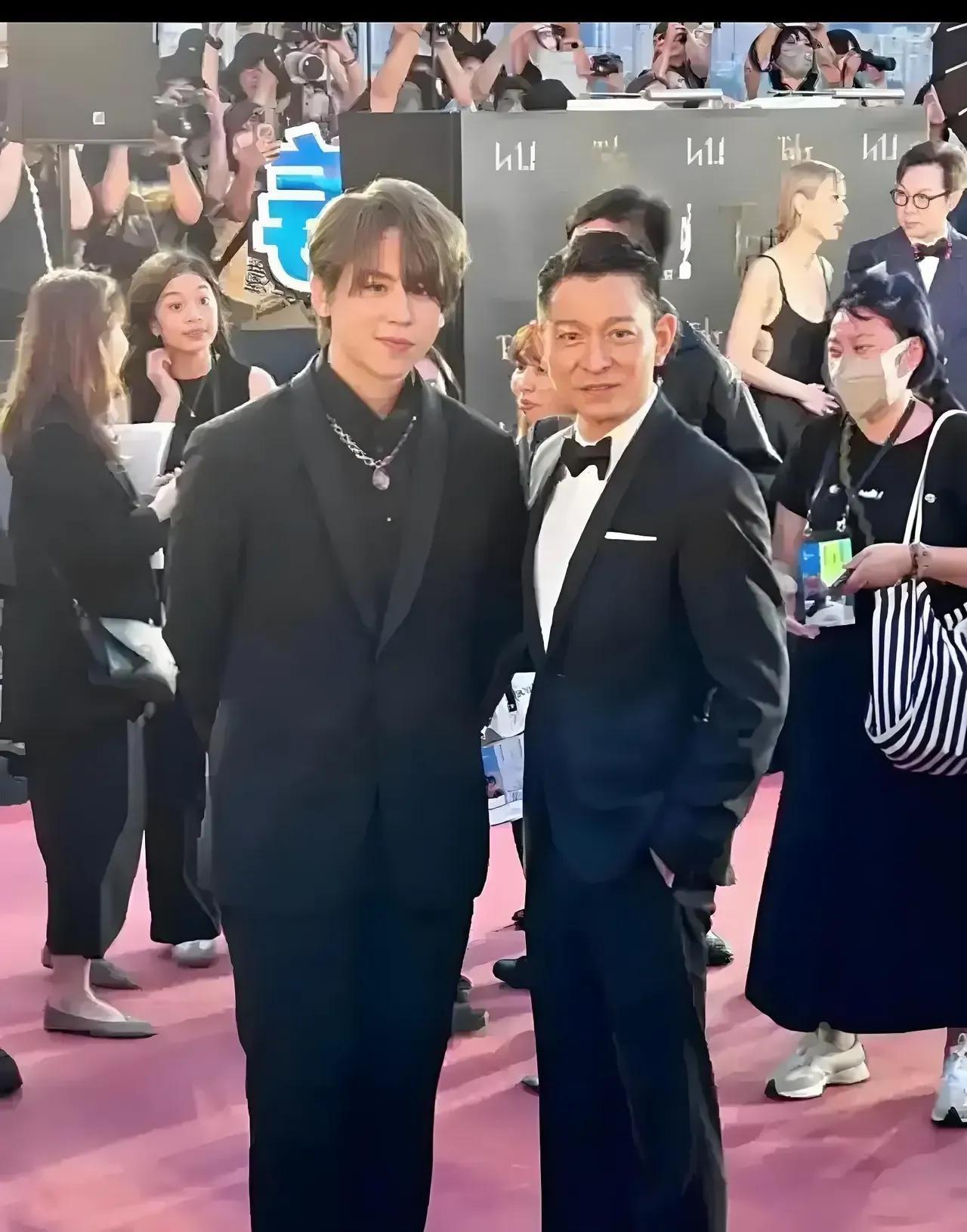 姜涛能成为香港顶流，必有过人之处。
大家不要为了黑而黑。香港人不傻。
香港那边娱
