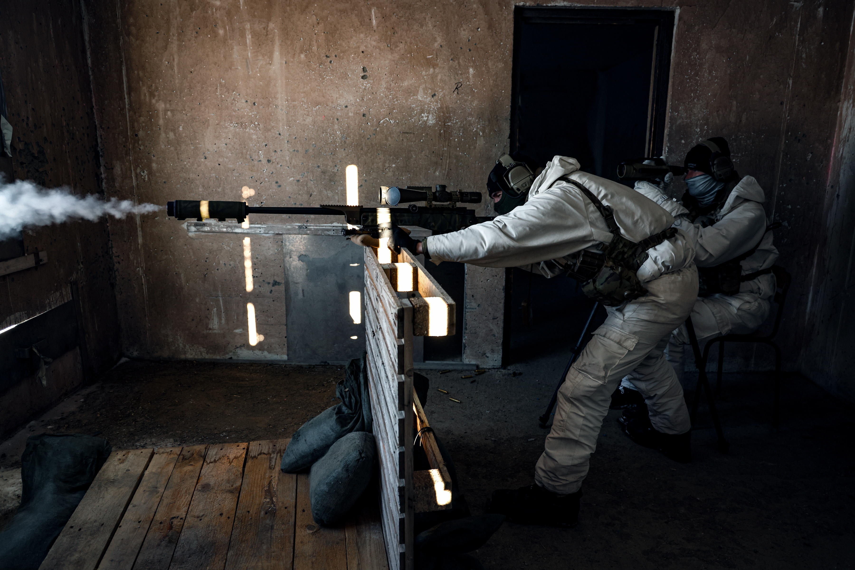 英国皇家海军陆战队第45突击队狙击手在挪威的射击场进行训练烽火问鼎计划