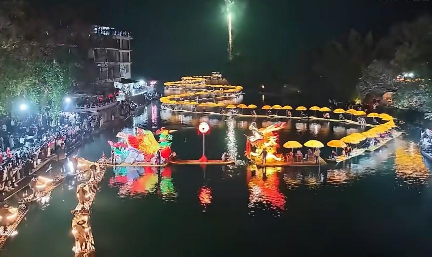 竹筏“龙凤”巡游迎新年
新年伊始，中国广西桂林市阳朔县以一场壮观的景象迎接新年。