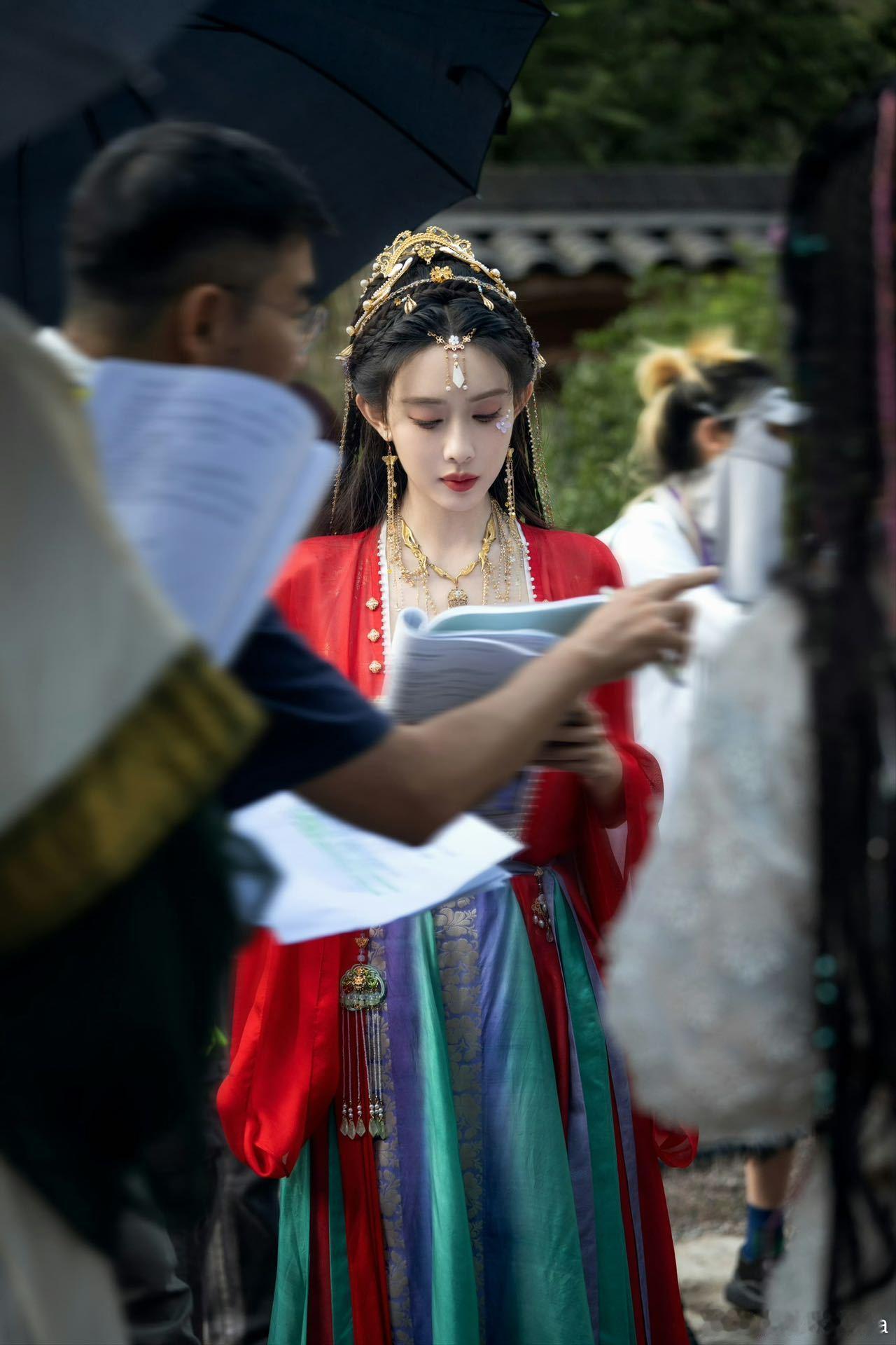 孟子义百花杀妆造 这妆造真的把人物心境演活了！从温婉的素雅裙衫到凌厉的暗纹红袍，