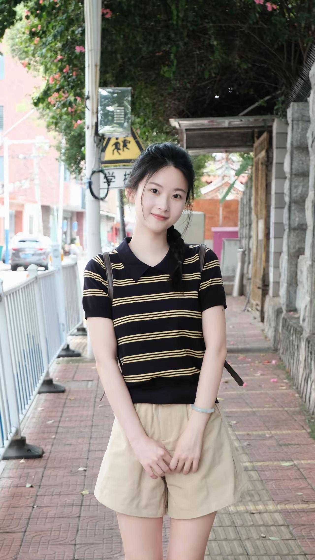夏日穿搭指南：条纹T恤+米色短裤，清新自然，轻松出行！🌞👗👖