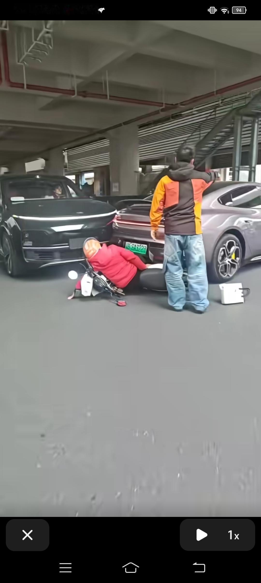 广东深圳，某米汽车撞上了骑电瓶车女子，小车司机好像不敢往前开了，造成被压住腿的女