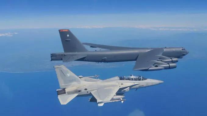 菲律宾空军3架FA-50PH战斗机与美国空军1架B-52H轰炸机在南海进行联合空