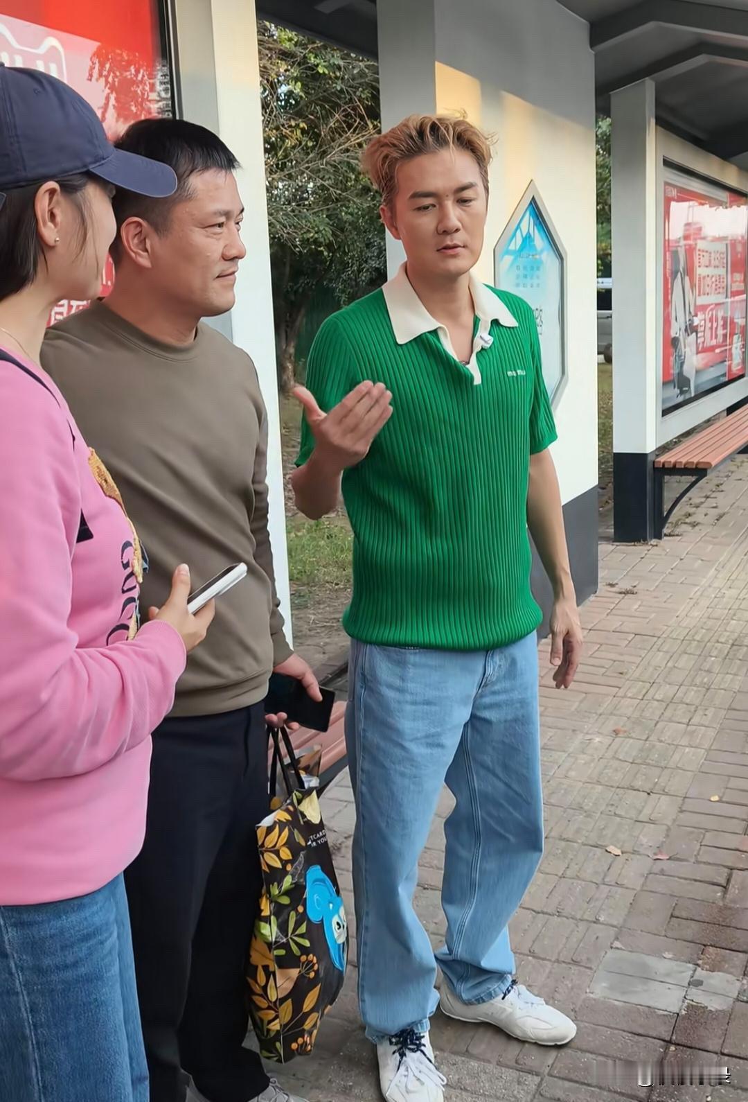 46岁吴克群在苏州坐公交车出行，他的穿衣打扮时尚，身材高大，看起来很年轻帅气。他