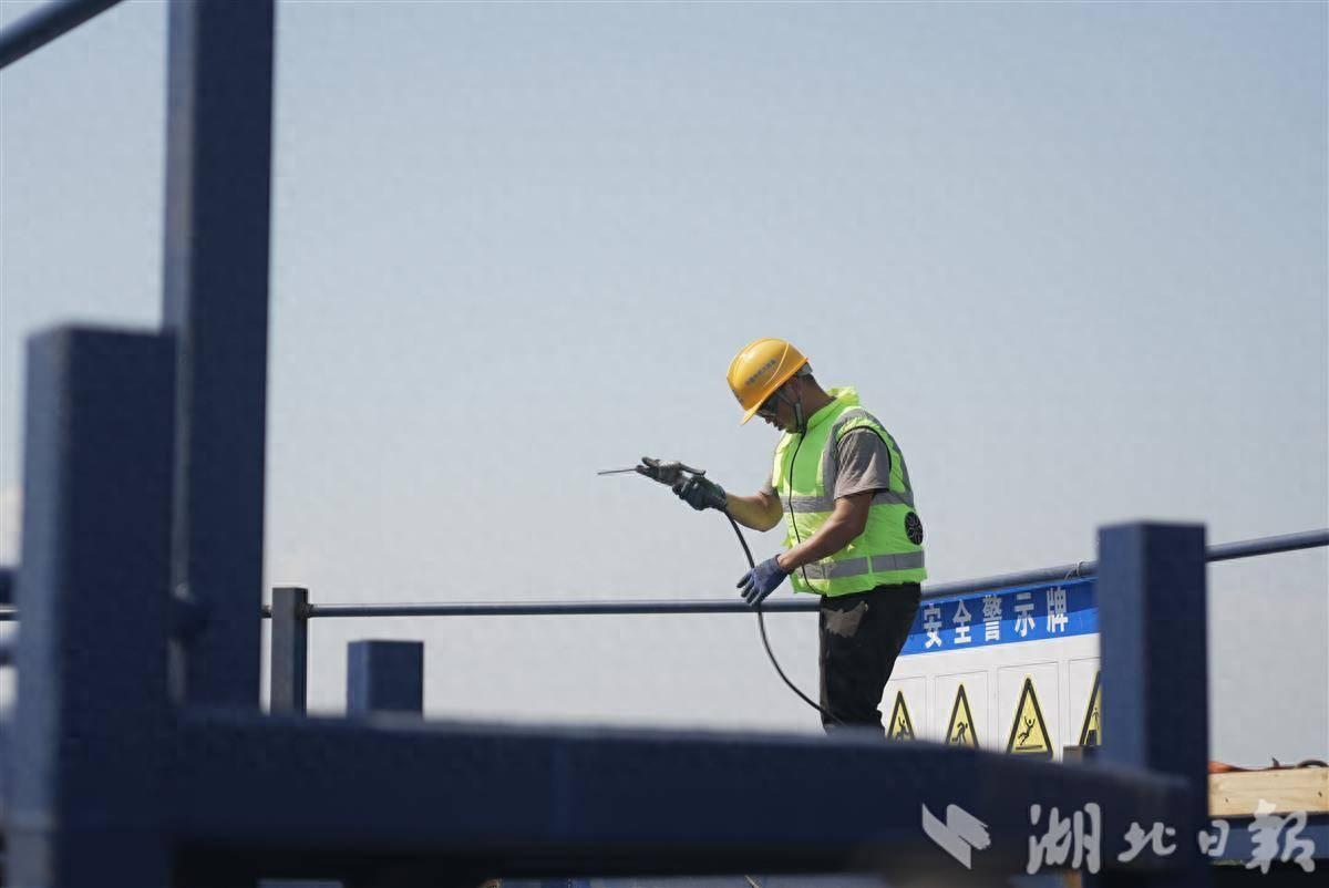 “别让外国人知道！”湖北武汉，工人们正在顶着38℃的高温天气建设汉南长江大桥，但
