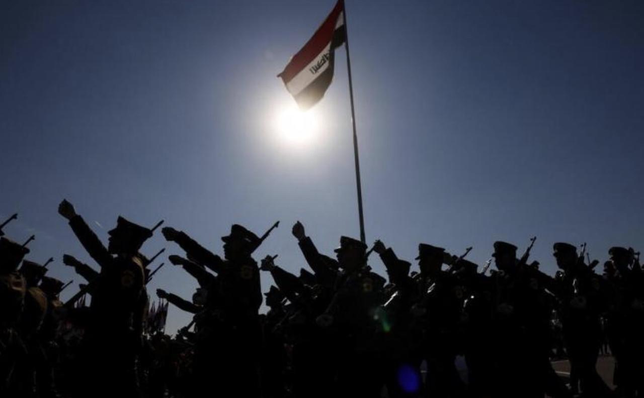 历经二十载风云，伊拉克西部荒漠中的阿萨德空军基地再次升起伊拉克国旗。当地时间1月