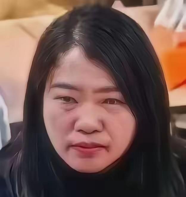 泼汤女子终于露面，道歉时提的要求，直接戳中所有人的怒火。

只因女孩坐错凳子并及