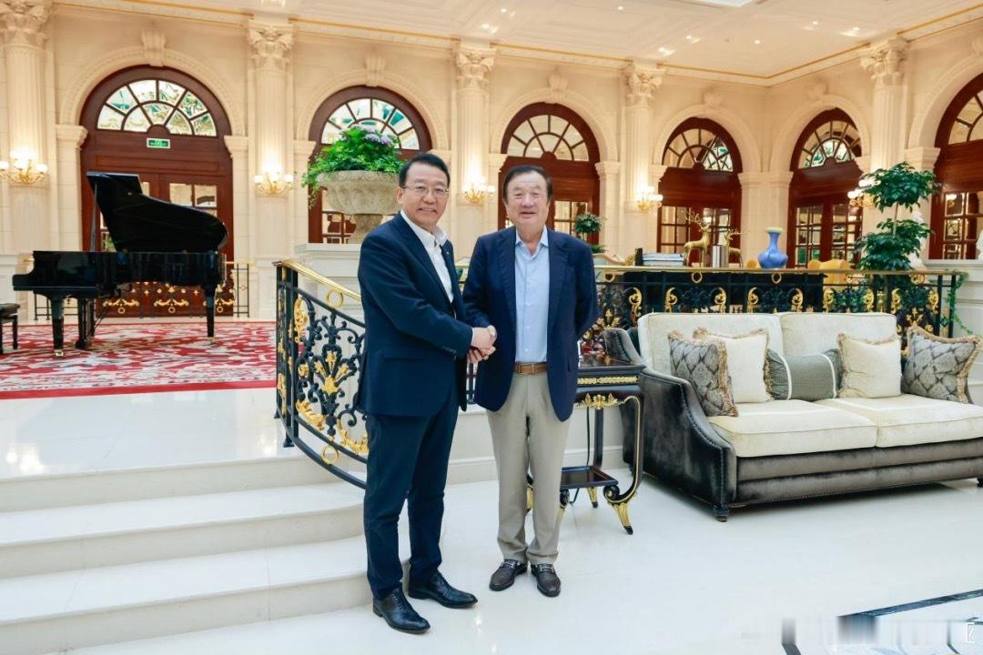 从6月底冯董深圳拜访任老，到今天与徐董同台官宣启境，广汽和华为的合作一步步落实。