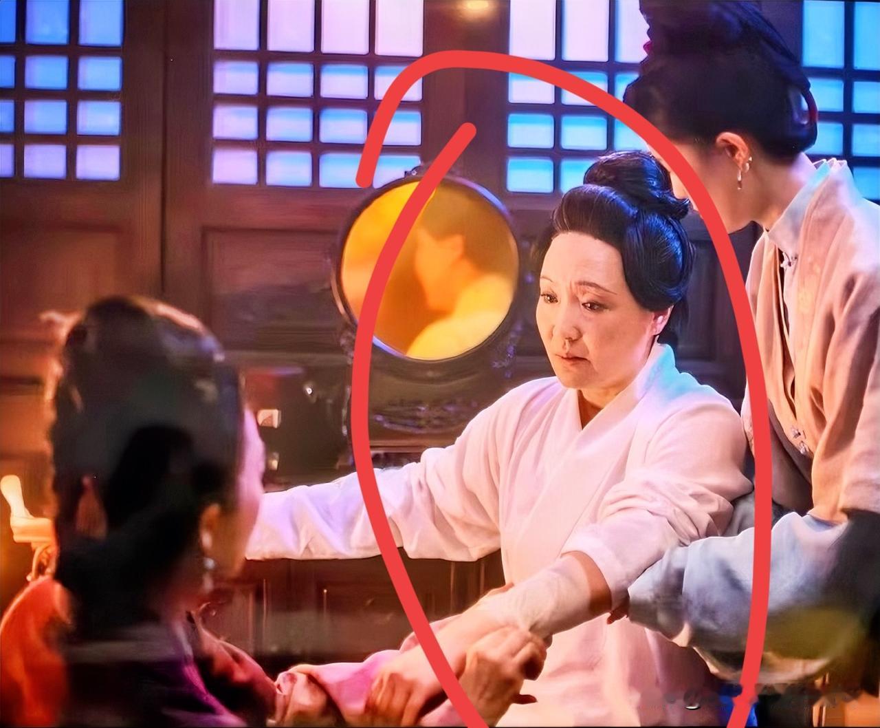 大太太到底得的啥病啊
怎么一会捂肚子
一会胳膊又烂掉了呢？我奶看了一眼说，这大概